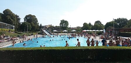 Sicht auf das Schwimmerbecken im Einbecker Freibad.