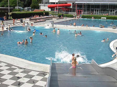 Rutsche im Freibad Einbeck im Nichtschwimmerbecken