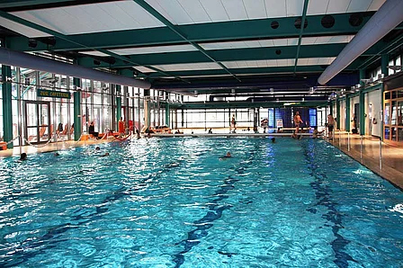 Innenansicht des Einbecker Hallenbads mit den Bahnen des Schwimmerbecken