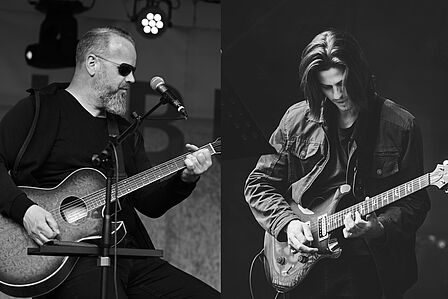 Zwei Musiker spielen Gitarre