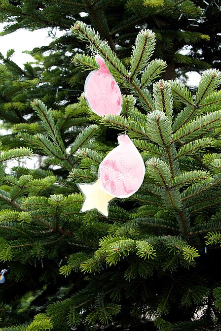 Papierkugeln hängen an einem Tannenbaum